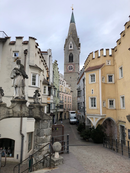 Ein Blick auf die Adlerbrücke und den Weißen Turm in der Altstadt von Brixen