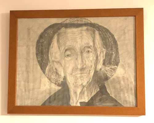 Das ist die Zeichnung von "Berthe", einer über 90jährigen Frau auf einem Schwarz-Weiß-Foto, die Laura Hari mit vierzehn Jahren gemalt hat.