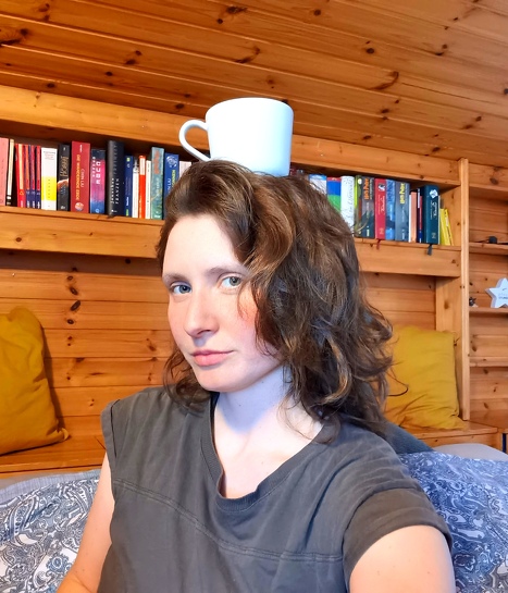 Seemannsgarn im Kopf, den Kaffeepott auf dem Kopf: Kinderbuchautorin Lea Funke aus Kiel.