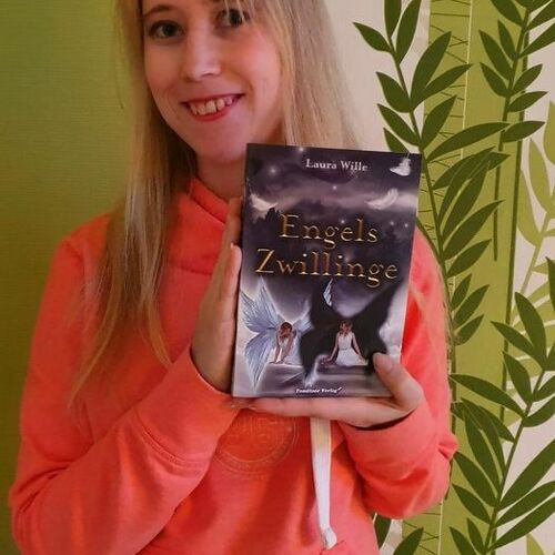 Stolze Autorin: Laura Wille mit ihrem Erstlingsroman "Engelszwillinge".