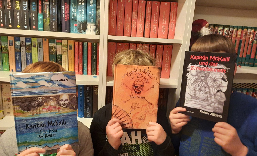 Die wichtigsten Testleser: Die drei Söhne des Kinderbuch-Autors Frank Albers mit ihren Lieblingsbüchern.